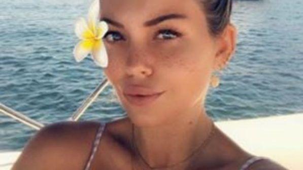Costanza Caracciolo, bikini siciliani nascondendo il pancione