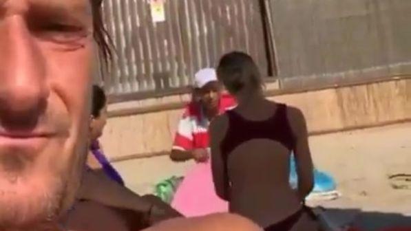 I video social in cui Totti e Ilary "infrangono la legge" fanno infuriare il Web