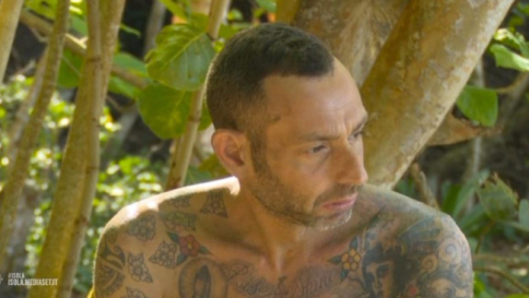 Isola dei Famosi, Matteo Cambi dopo il ritiro: "Mi imbarazzava essere nudo"
