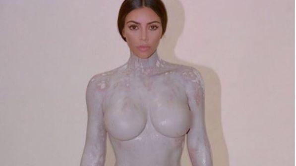Kim Kardashian tutta nuda per il calco del suo corpo