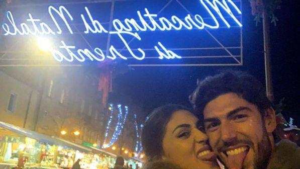 Cecilia Rodriguez a caccia di regali: eccola al mercatino di Trento