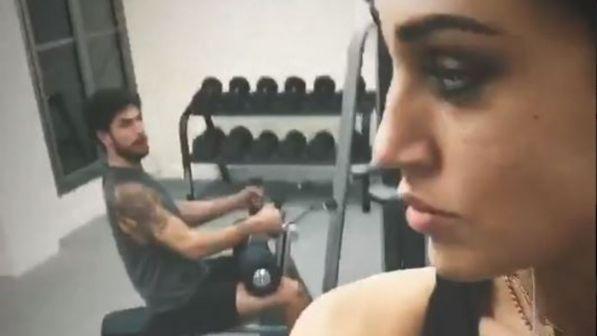 Cecilia Rodriguez e Ignazio Moser fanno ginnastica di coppia
