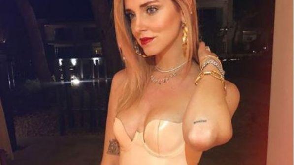 Chiara Ferragni in latex per la prima serata di festa