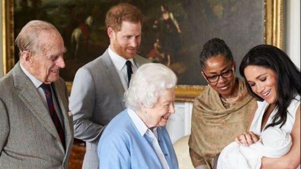 Harry e Meghan annunciano il nome del Royal Baby: è Archie