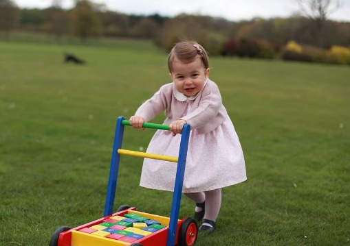 Charlotte, per il primo compleanno un sonaglino tempestato di pietre preziose