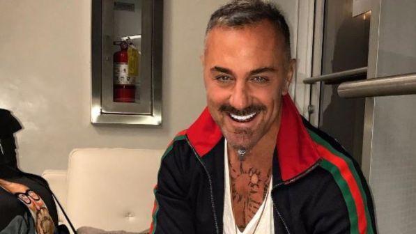 Gianluca Vacchi taglia la barba e tinge i capelli di blu