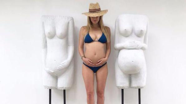 Bar Refaeli, vacanze social in bikini con pancino a vista