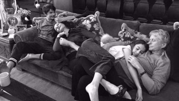 Catherine Zeta-Jones, foto di famiglia dedicata ai fan per le feste