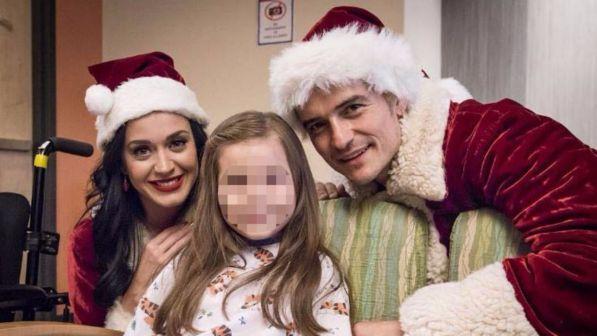 Katy Perry e Orlando Bloom in versione Babbo Natale per i bambini in ospedale