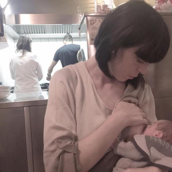 Allatta il bimbo in un ristorante, polemiche per la foto pubblicata sui social: "E' ostentazione"