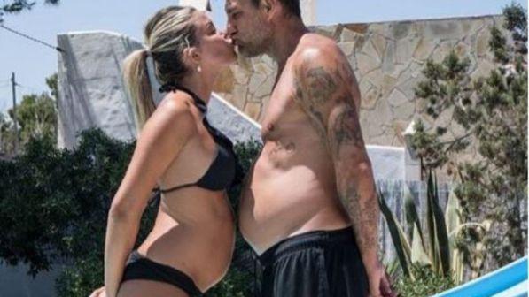 Bobo Vieri papà, pancia contro pancia con Costanza Caracciolo