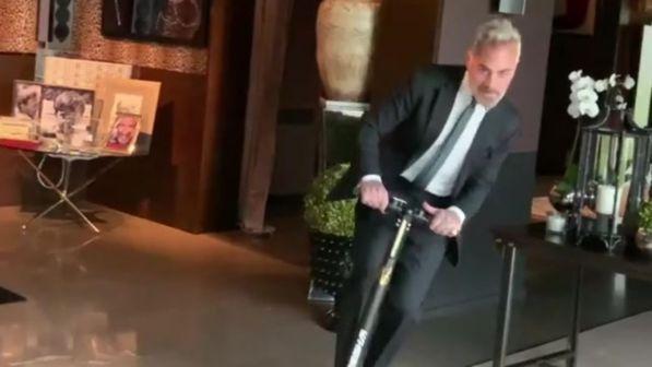 Gianluca Vacchi torna a fare i numeri: oltre 2 milioni di like sul monopattino