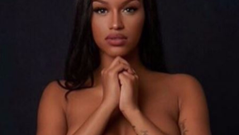 Fanny Neguesha, topless social