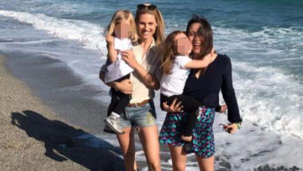Michelle Hunziker, tra le onde con le figlie a Varigotti