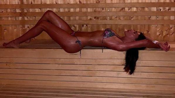 Belen bollente e polemica nella sauna: “Mi coprirò a 70 anni. Adesso anche no”