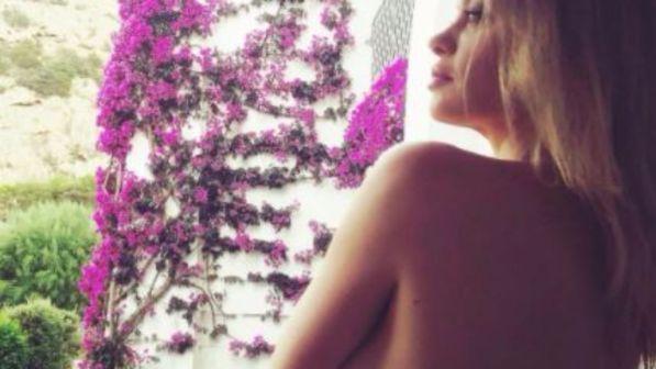 Anna Falchi, nuovi orizzonti: è in topless in Sardegna