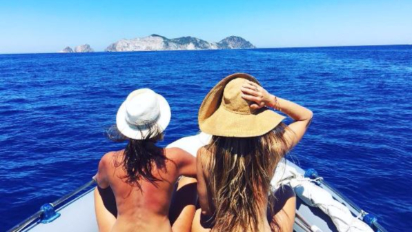 Nicoletta Romanoff e Camila Raznovich nude in barca al largo di Ponza