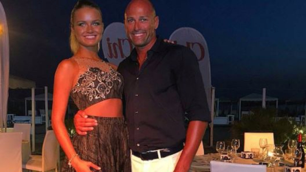 Mercedesz Henger e Stefano Bettarini abbracciati, che dispetto a SuperSimo!
