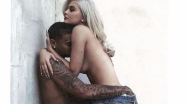 Kylie Jenner, avvinghiata in topless... fa 3 milioni di like