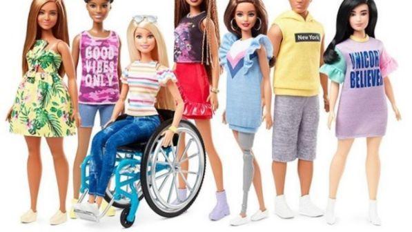 Barbie sempre più inclusiva, adesso anche sulla sedia a rotelle e con la protesi alla gamba