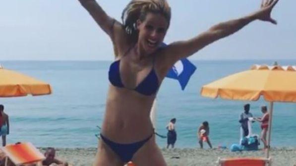 Michelle Hunziker, bikini spaziale a Varigotti