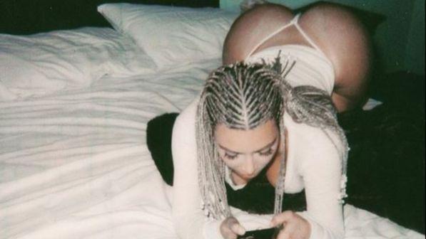 Kim Kardashian mostra il suo lato (B) social!