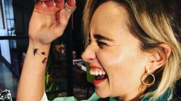 "Il Trono di Spade", Emilia Clarke si tatua i draghi sul polso
