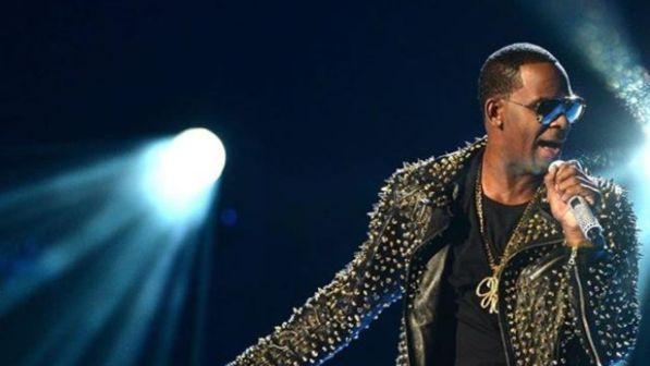 Molestie, il rapper R. Kelly si consegna alla polizia: arrestato