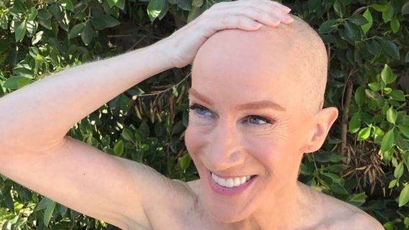 Kathy Griffin si rasa i capelli, solidarietà alla sorella malata di cancro