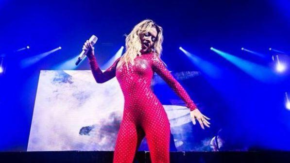 Rita Ora, commosso omaggio ad Avicii cantando "Lonely Together"