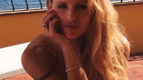 Michelle Hunziker, con i paparazzi in spiaggia a Varigotti