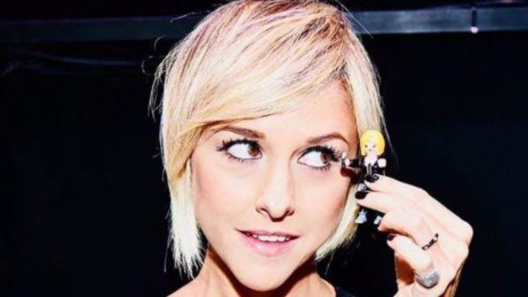 Nadia Toffa è tornata a casa, l'annuncio a Le Iene: "Ci sta guardando ed è in via di guarigione..."