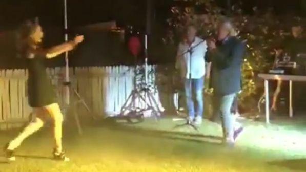 Laura Chiatti, serenata in giardino per l'anniversario con Bocci