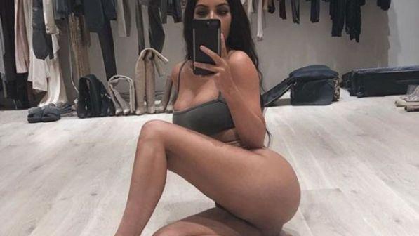 Kim Kardashian, dolori alla mano: basta con i selfie!