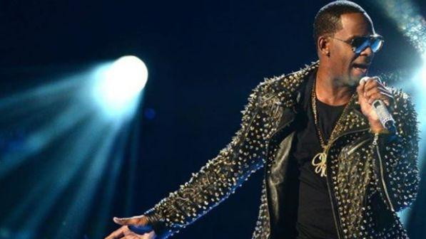 Scandalo su R. Kelly, l'ex fidanzata: "Ha addestrato una 14enne a essere un 'animaletto sessuale'"