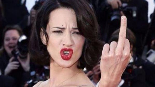 Asia Argento, un altro attore accusa: "Mi mandava foto e video in topless"