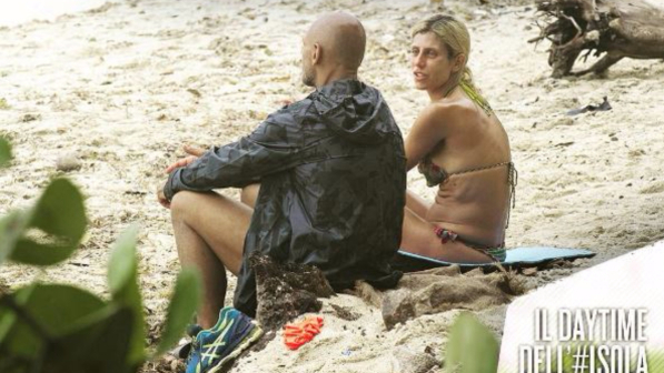 "Isola dei Famosi", Paola e Giacobbe salutano tutti e si allontanano su una barca