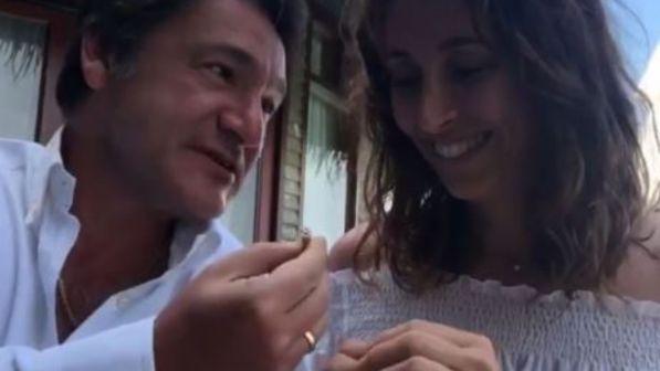 Parodi in love alle Maldive, guarda Caressa che le chiede (ancora) la mano