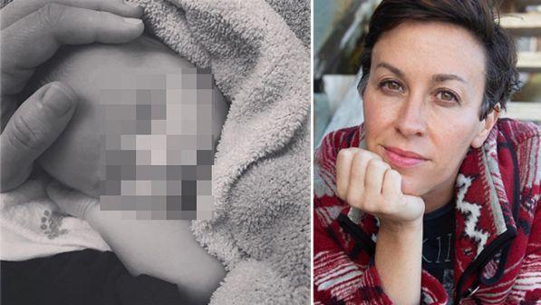 Alanis Morisette mamma per la terza volta: prima foto di Winter Mercy