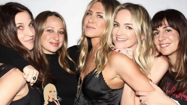 Jennifer Aniston, a un mese dall'addio a Justin Theroux sorride con le amiche