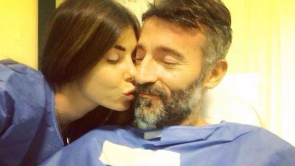 Max Biaggi prima foto dall'ospedale, ecco gli auguri di Bianca Atzei