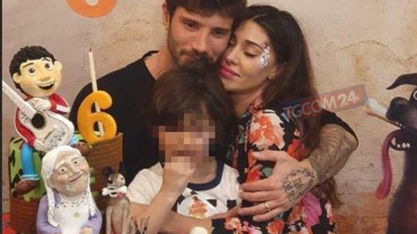 Belen e Stefano De Martino abbracciati alla festa di Santiago