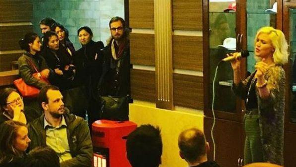 Il giro del mondo di Joss Stone arriva anche in Corea del Nord: esibizione in un bar di Pyongyang