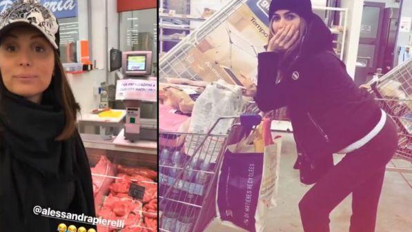 Alessandra Pierelli ed Eleonora Pedron, amiche con il carrello della spesa