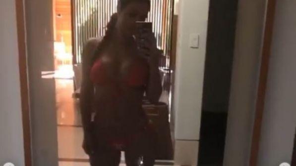 Kim Kardashian si gode la vacanza al mare