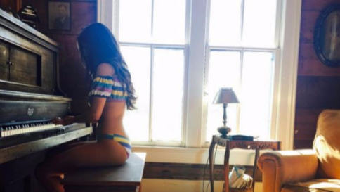 Selena Gomez al pianoforte in bikini