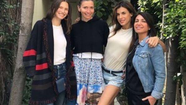 Elisabetta Canalis in libera uscita con le amiche, che stacco di coscia!