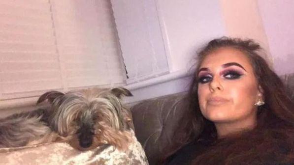 Scozia, sta male per la morte del cane e non va al lavoro: cameriera licenziata