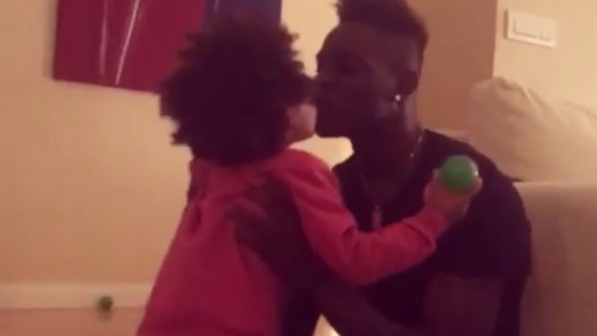 Mario Balotelli, che tenero papà a suon di baci con Pia