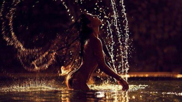 Kourtney Kardashian, compleanno nuda